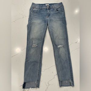 💕 Hudson CAT distressed midrise skinny w/step hem in size 27 jeans.
